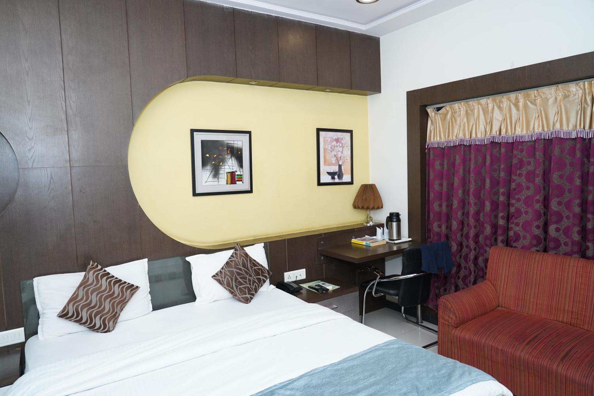 Marshall The Grand Hotel Ahmedabad Exterior photo