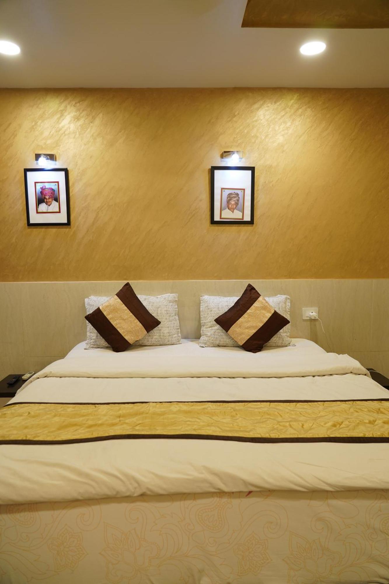 Marshall The Grand Hotel Ahmedabad Exterior photo