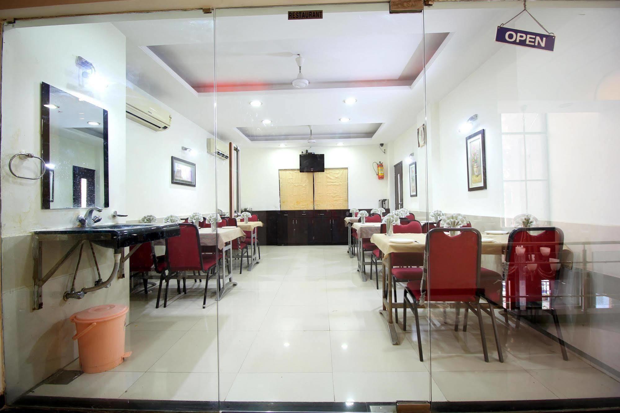 Marshall The Grand Hotel Ahmedabad Exterior photo